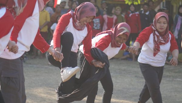 LOMBA BANGKIAK dan ESTAFET SARUNG